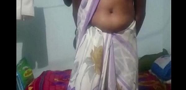  Indian saree aunty Deep navel  Juicy belly